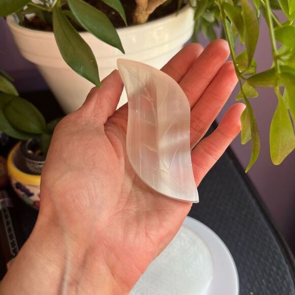 Selenite Crystal Leaf Carving‎ - Picture 2 of 9